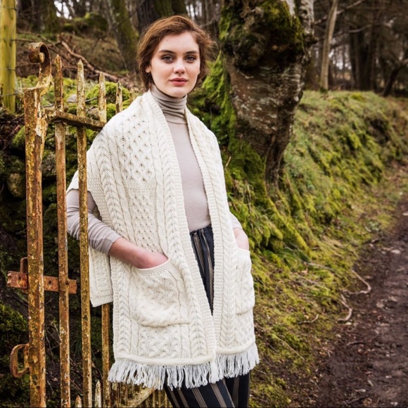 Aran Crafts Sweaters - NEW Aran Crafts Merino Wool Cream Chunky Knit Fringe Pocket Shawl